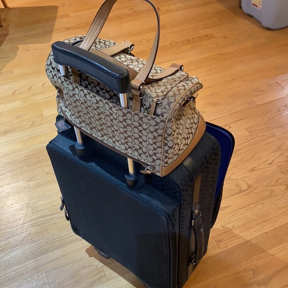 ⭐️Coach monogram signature purse/travel bag!!⭐️ - Picture 7 of 7